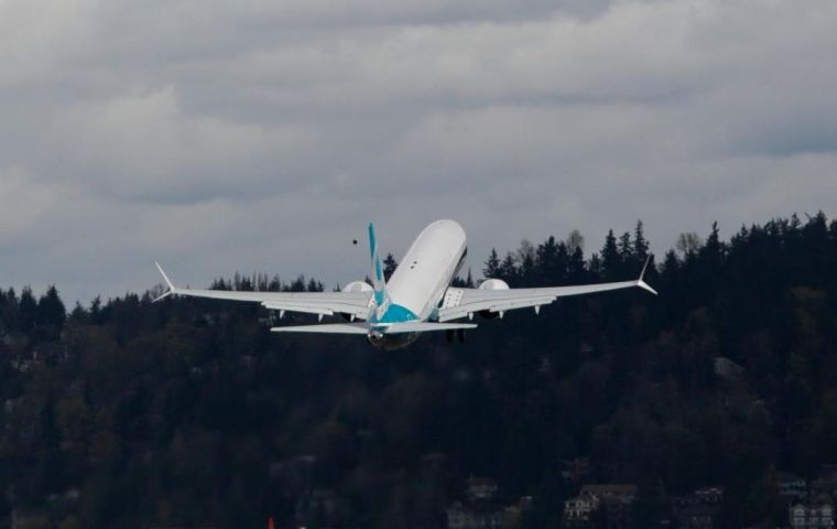 Boeing debe cumplir con la solicitud “a más tardar en abril”, aseguró la FAA, que decidió no inmovilizar la flota de 737 MAX 8 en tierra