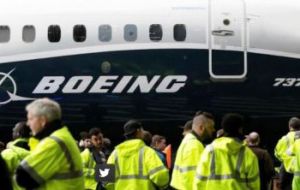 Boeing dijo en una declaración que apoya la detención de las operaciones del 737 MAX, pero que el avión era seguro. 