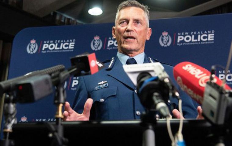 “Las víctimas fatales ocurrieron en dos lugares diferentes”, en dos mezquitas de la ciudad de Christchurch, dijo el comisario Mike Bush