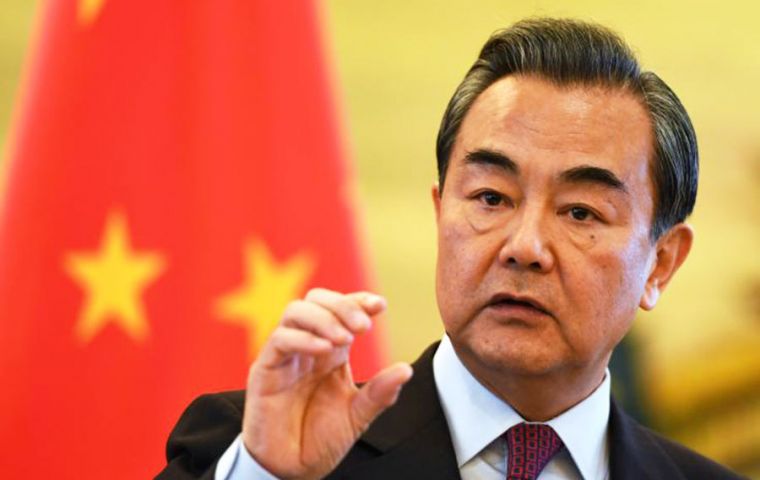 “China espera que todos los países creen un ambiente de competencia libre y justo para empresas de otros países”, indicó Wang en una rueda de prensa