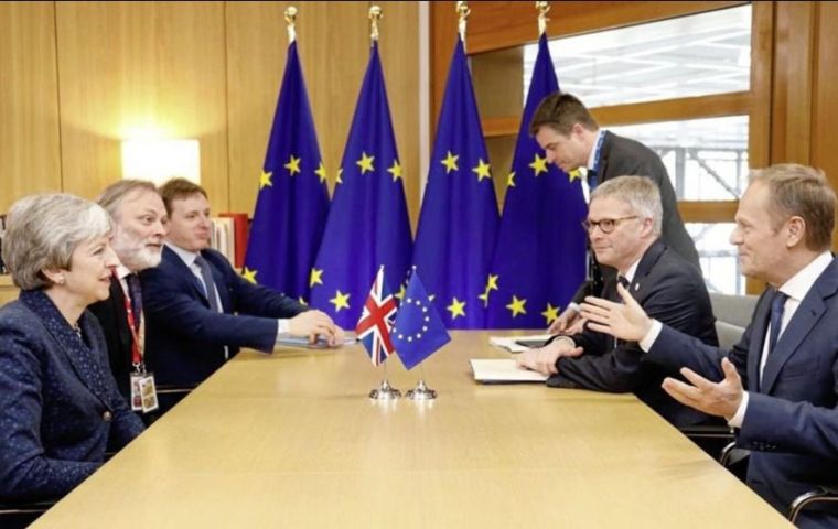 La Primer ministro Theresa May en Bruselas mantuvo una cumbre con los otros 27 líderes de la Unión Europea