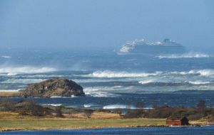 En medio de la tormenta, el crucero avanzaba sin rumbo hacia las aguas costeras donde hay arrecifes, en la región de Møre og Romsdal (oeste de Noruega)