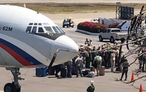 Las aeronaves, la primera con el personal y la segunda con el cargamento, llegaron en la tarde del sábado al aeropuerto de Maiquetía, cercano a Caracas