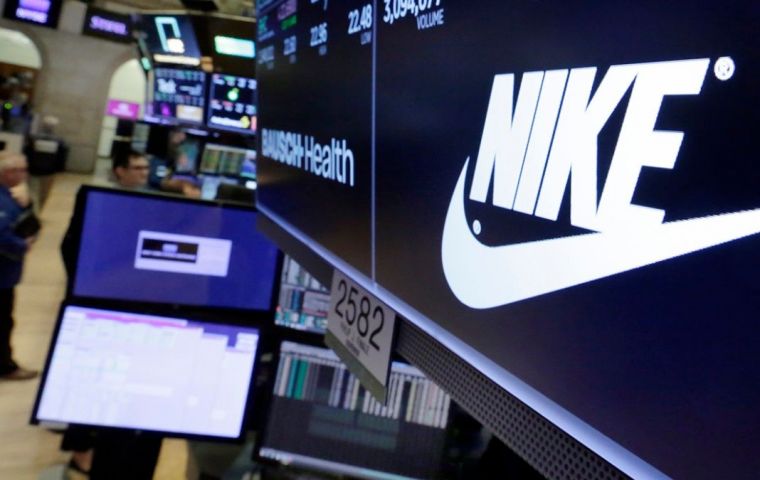 Nike impuso restricciones ilegales durante años a la venta transfronteriza de productos comerciales con marcas de clubes como Barcelona, el Manchester United