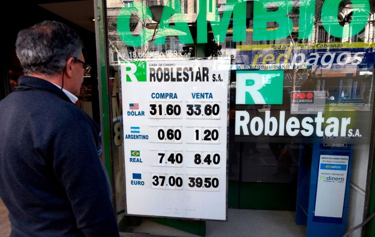 El dólar rozó los $ 35 en las pizarras privadas de Montevideo, a la espera de lo que suceda en los mercados de la región.