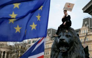 De este modo, el día inicial previsto para la ruptura entre el Reino Unido y la Unión Europea (UE) del 29 de marzo queda oficialmente descartado. 