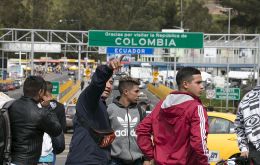 El informe indica que los migrantes venezolanos, a su paso por Colombia, están expuestos a extorsiones y reclutamiento por parte de diversos grupos armados.