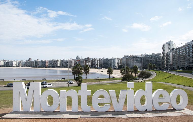 A diferencia de las ciudades estudiadas de los grandes vecinos, Brasil y Argentina, Montevideo (y Uruguay) resalta por la calidad de su democracia y su relativa estabilidad económica
