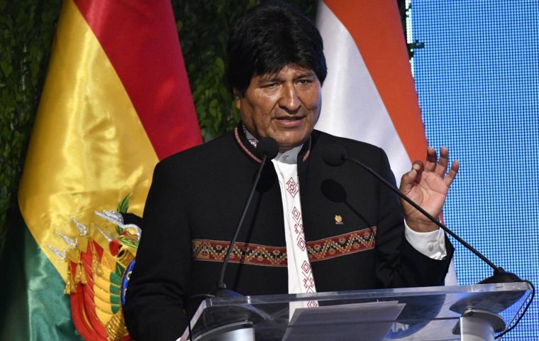   “No estamos solos. Falsamente quiere decir alguna derecha 'ah, por apoyar a Maduro, a Venezuela, Bolivia se queda sola'” dijo Evo Morales