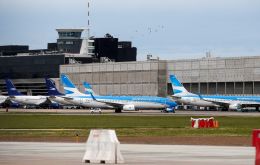 Según resolución 476-E/2017, el primero de abril, todos los vuelos internacionales, a excepción de servicios hacia y desde Uruguay, se deberán hacer en Ezeiza