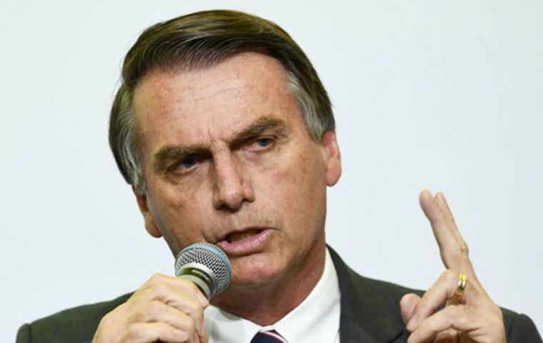“No hay duda”, respondió Bolsonaro. “El Partido Socialista, ¿cómo es, qué es? De Alemania. Partido Nacional Socialista de Alemania”, enfatizó Bolsonaro