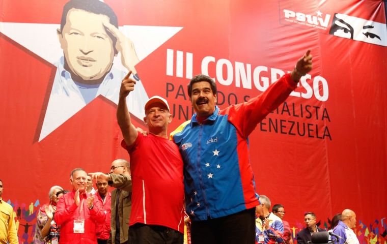 Maduro despojó del grado de mayor general a Hugo Carvajal (izquierda), quien dirigió los servicios de inteligencia militar del fallecido presidente Hugo Chávez (1999-2013)