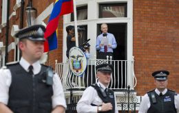 “Fuentes de alto nivel de Ecuador han indicado a Wikileaks que Assange será expulsado en cuestión de horas o días con pretexto el caso 'INA Papers'”