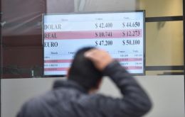 En Argentina, los bonos siguen en oferta y no despiertan interés en los inversores, encendiendo las alarmas y volviendo a repuntar el Riesgo País y el dólar.