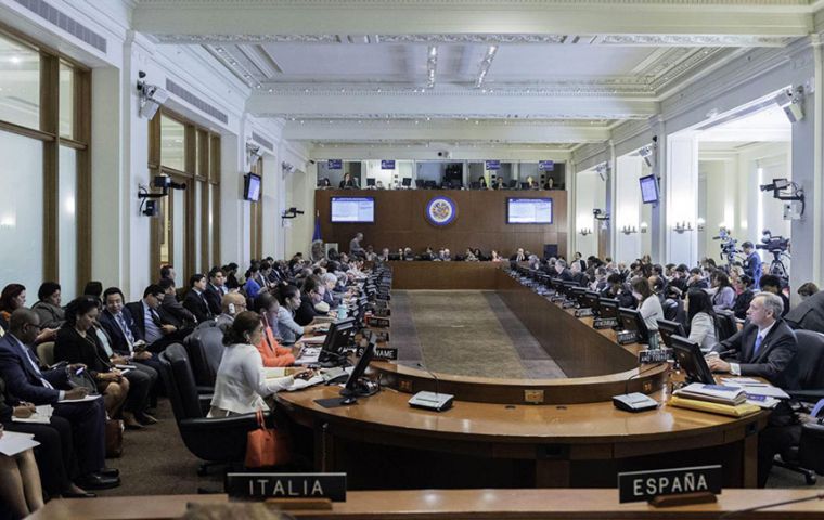 La resolución recibió el aval de 18 de los 34 miembros activos de la OEA mientras que nueve naciones votaron en contra, entre ellos Uruguay, y seis se abstuvieron