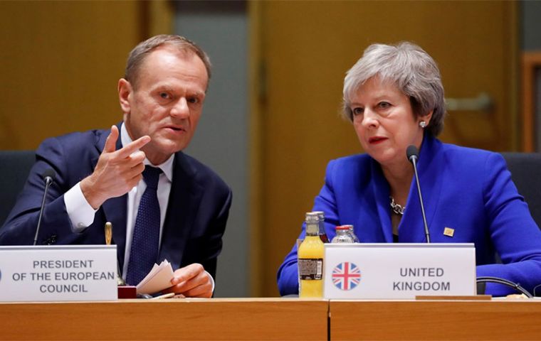 ”La UE se puso de acuerdo sobre una prórroga (...) Ahora me reuniré con la premier Theresa May para el acuerdo del gobierno británico”, tuiteó Donald Tusk