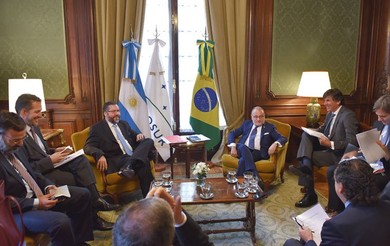 Reunión de trabajo entre los dos cancilleres, Araújo y Faurie, y sus asesores en el Palacio San Martín  