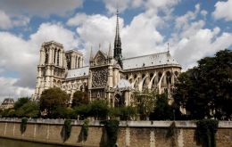 Situada en la pequeña isla de la Cité, rodeada por las aguas del río Sena, Notre Dame es una catedral de culto católico, sede de la arquidiócesis de París