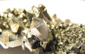 Se trata de un metal que se encuentra en el mineral niobita y consiste en que puede convertirse en un “superconductor” y es resistente a la corrosión