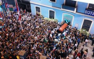 Más de un millar de seguidores de García, lanzaron flores al cajón y cantaban sin parar, con lágrimas en los ojos, los lemas e himnos del partido. 
