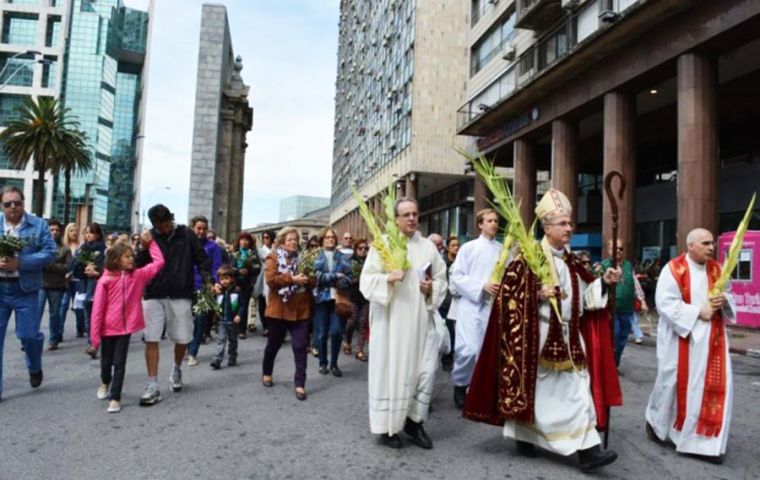 Según el artículo quinto “todos los cultos religiosos son libres en Uruguay y que el Estado no sostiene religión alguna”