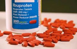 La ANSM en junio pasado lanzó una investigación farmacológica y emitió una serie de recomendaciones privilegiando el paracetamol al ibuprofeno y el ketoprofeno