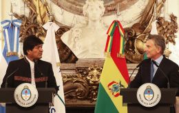 “Estuvimos hablando del contrato de gas y del avión Pampa con el que esperamos equipar a la Fuerza Aérea Boliviana”, dijo Macri terminada la sesión