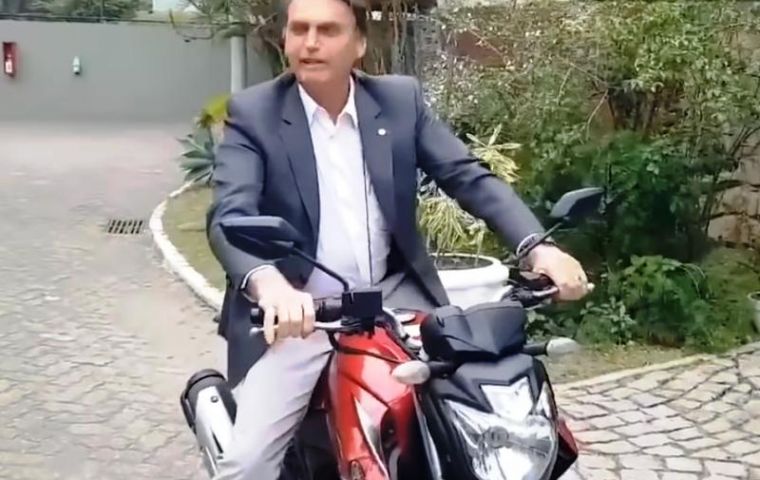 Bolsonaro realizó un paseo en moto este fin de semana durante el feriado de Semana Santa en el balneario Guarujá, en el litoral de San Pablo