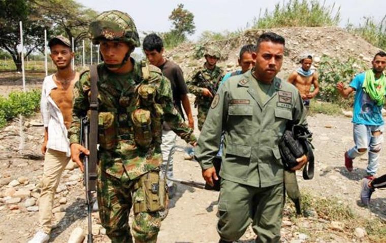 Las autoridades migratorias de Colombia han dicho que 1.400 efectivos venezolanos desertaron al país este año (AFP)
