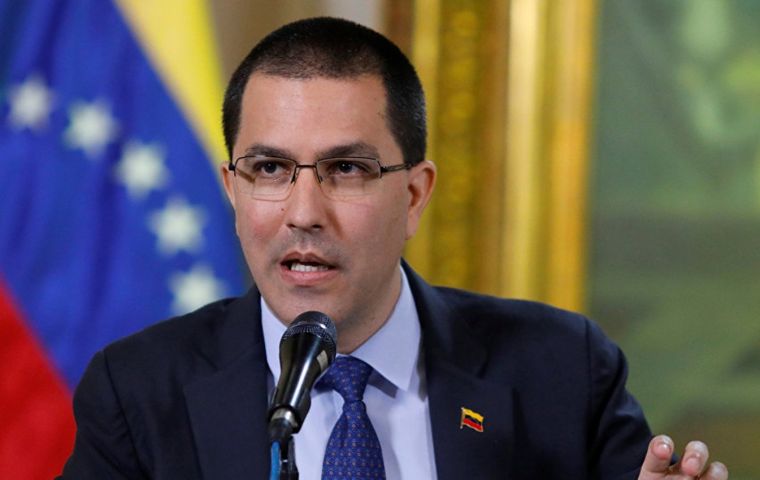 Las sanciones recayeron sobre el ministro Jorge Arreaza y la jueza Carol Padilla como parte de una ola de medidas contra el gobierno de Nicolás Maduro