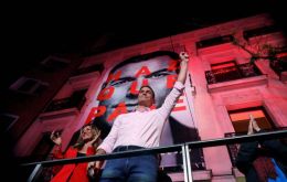 El presidente saliente Pedro Sánchez es el claro vencedor en los que el PSOE, con 123 diputados, logró casi el doble del número de los escaños del PP, con 65 bancas