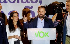 En quinto lugar irrumpió Vox, con 10,26% de votos y 24 diputados se convierte en el primer partido de ultraderecha en acceder en el Congreso español en 40 años