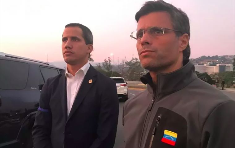 En el video transmitido en sus redes sociales, Guaidó aparece con Leopoldo López y funcionarios de la Guardia Nacional Bolivariana (GNB).