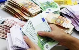 Desde hace un par de meses, la autoridad monetaria resolvió usar los billetes de euros que tiene en sus activos y obligar a los bancos a venderlos al sector privado