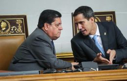 “Alertamos al pueblo de Venezuela y la comunidad internacional: el régimen secuestró al primer vicepresidente de la Asamblea Nacional, Edgar Zambrano”, expresó Juan Guaidó via Twitter