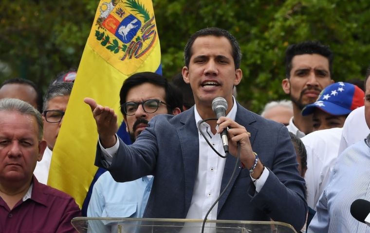 Juan Guaidó anunció la orden que le asignó a su encargado de negocios en los EE.UU., Carlos Vecchio, de reunirse “de inmediato” con el “Comando Sur y el almirante”