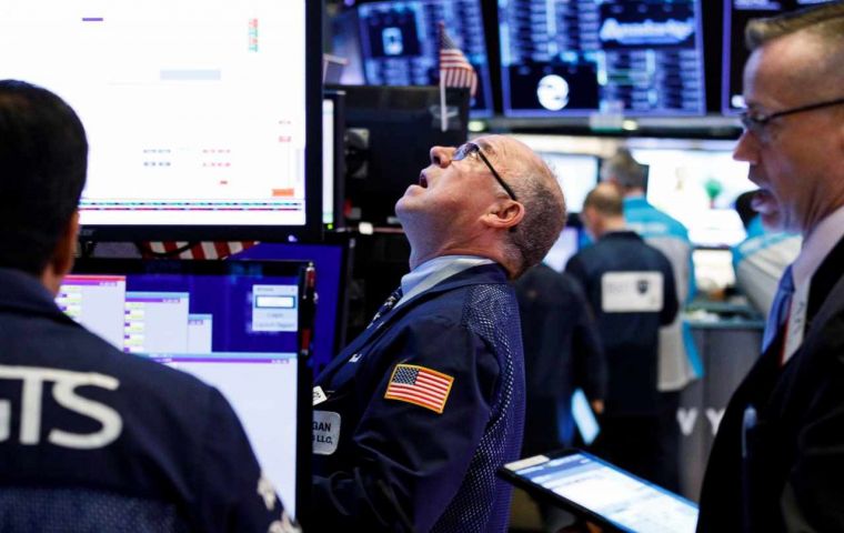 Wall Street abrió con pérdidas y el Dow Jones de industriales, su principal indicador, descendió 2.38% y el Nasdaq, 3,42%