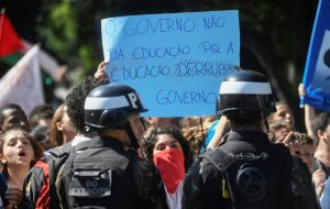 La UNE prevé manifestaciones en todos los estados brasileños y en Brasilia, tropas federales se desplegaron frente al ministerio de Educación