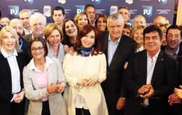 CFK se reunió con una veintena de dirigentes peronistas y dio un discurso de unos 20 minutos, donde llamó a la unidad del bloque para competir contra Cambiemos