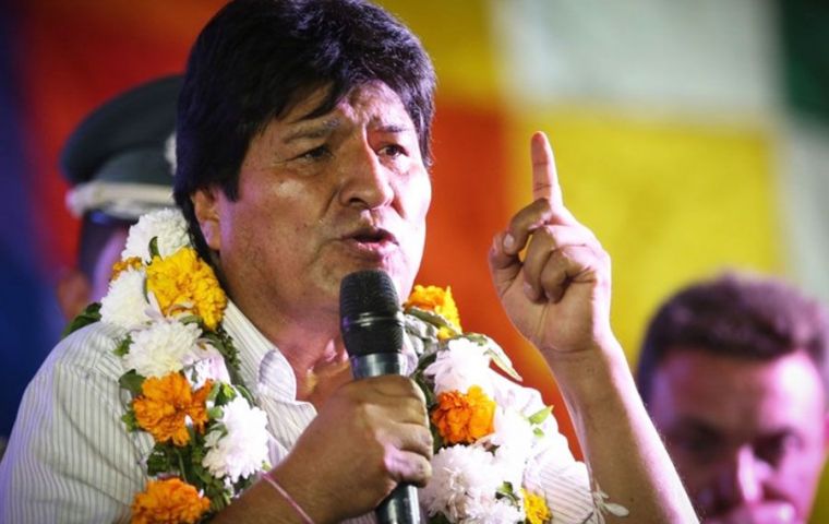 La encuestadora Tal Cual indicó que Morales, en el poder desde 2006, recoge el 38,1% de apoyo electoral, seguido del ex Presidente Mesa (2003-2005) con 27,1%