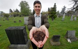La idea de esta forma de descomponer los cadáveres como alternativa a la cremación y a los enterramientos convencionales surgió de Katrina Spade
