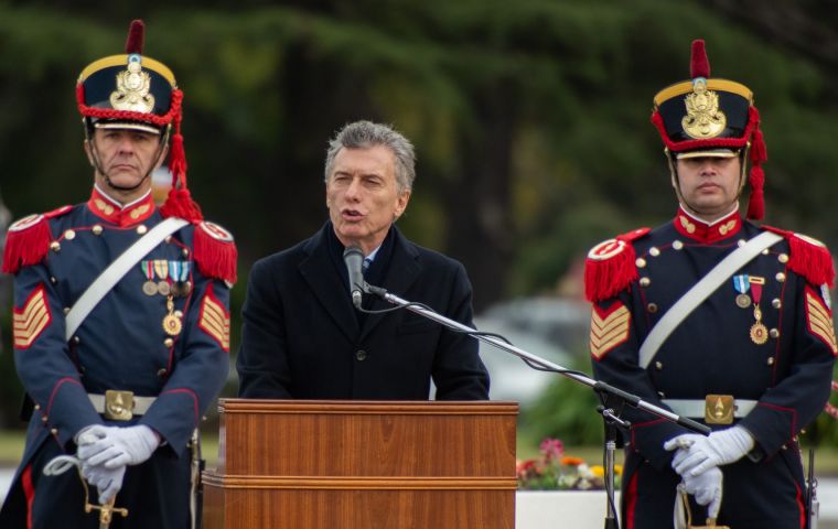 En un discurso durante una conmemoración militar, Macri afirmó que la nación debe “dejar atrás el pasado y mirar el futuro”