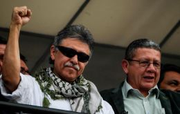 Luego de que Santrich llegara a la sede política, salió unos minutos al balcón y gritó “¡Viva La Paz de Colombia y abajo la intervención de los yanquis!”. 