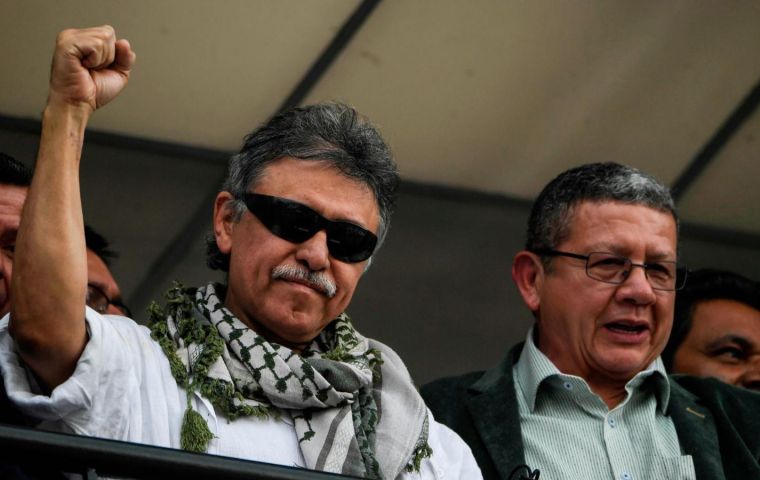 Luego de que Santrich llegara a la sede política, salió unos minutos al balcón y gritó “¡Viva La Paz de Colombia y abajo la intervención de los yanquis!”. 