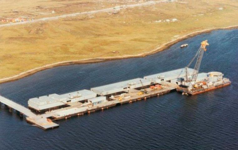 Las actuales facilidades portuarias de las Falklands, originalmente interinas e identificadas como FIPASS datan de fines del conflicto en 1982
