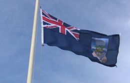 La bandera ceremonial de las Falklands fue entregada por MLA Leona Roberts al Lord Mayor de Portsmough Consejeo David Fuller