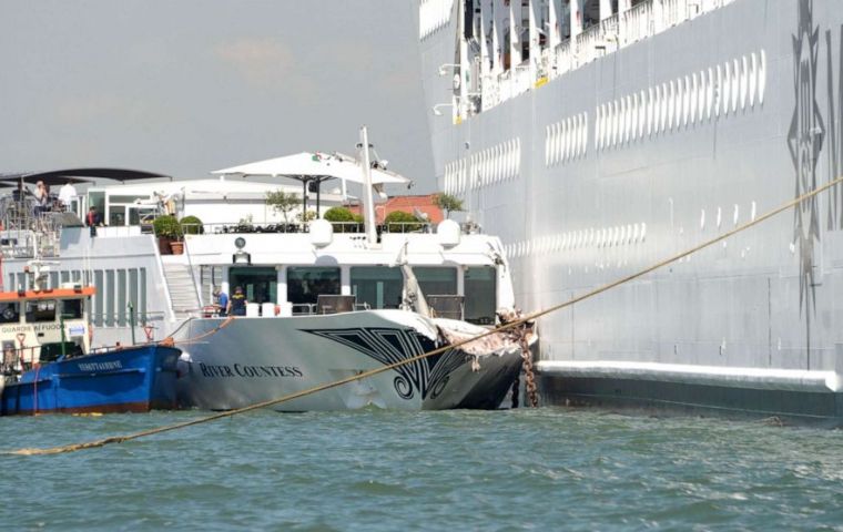 Los turistas, en tierra, corrieron al ver el buque de 13 pisos “MSC Opera” rozando el muelle, según se aprecia en un video publicado en Twitter.