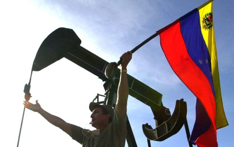 La caída se debe a la imposición de sanciones por parte de Estados Unidos sobre la empresa estatal petrolera PDVSA, lo que ha obligado a Venezuela a terminar con sus inventarios de crudo desde finales