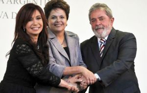 “Cristina Kirchner fue muy aliada de Lula y de Dilma. Y lo que Lula y Dilma defendían aquí, vía Foro de San Pablo, era a dictadura cubana”, añadió.