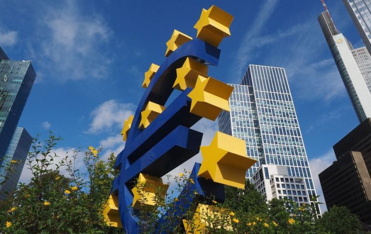  “Los desafíos a la estabilidad financiera aumentan por los riesgos bajistas del panorama económico”, dijo el BCE en su Informe de Estabilidad semestral. 